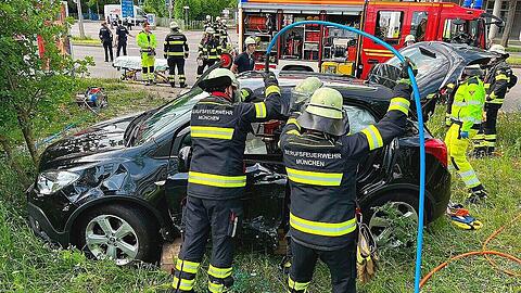 Bei einem Zusammenstoß zweier Autos in Moosach wurden beide Fahrer verletzt.
