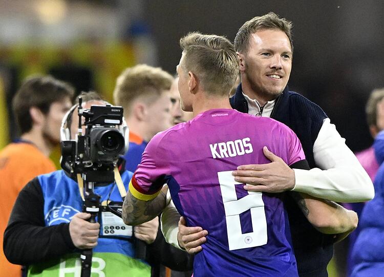 Der Bundestrainer und sein Hoffnungsträger: Julian Nagelsmann (r.) herzt Rückkehrer Toni Kroos.