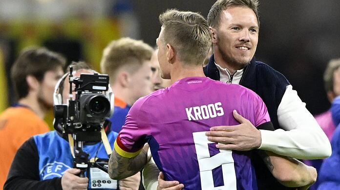 Der Bundestrainer und sein Hoffnungsträger: Julian Nagelsmann (r.) herzt Rückkehrer Toni Kroos.