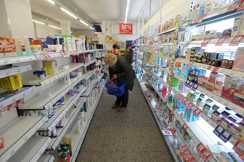 Der große Ausverkauf bei Schlecker: 30 Prozent auf Shampoo, Seife und Duschgel. Schnäppchenjäger bei der Pleite-Kette
