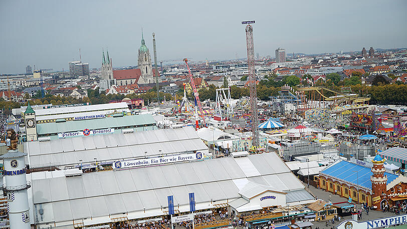 Den perfekten Überblick über die Theresienwiese und München: Mit dem Riesenrad auf der Wiesn geht's bis zu 50 Meter in die Höhe. Luftige Impressionen gibt's hier zum Durchklicken.