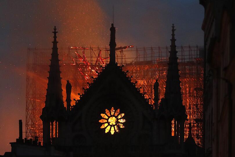 Die weltberühmte Kathedrale Notre Dame de Paris steht in Flammen.