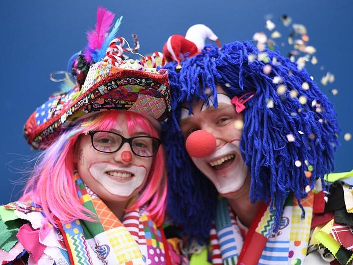 Karnevalisten freuen sich auf den Rosenmontagszug.