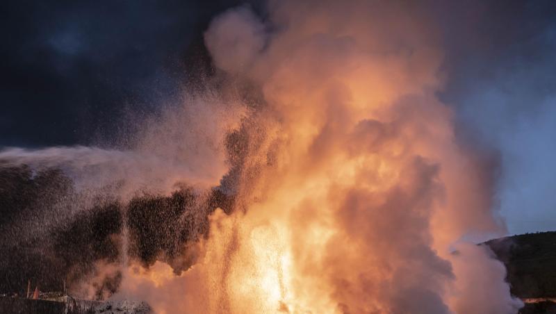 Feuerwehrleute löschen ein Feuer auf einer Mülldeponie. Ist eine entsorgte Batterie beschädigt, kann sie erhitzen und daraus können sich Brände entwickeln. Feuerwehrleute löschen ein Feuer auf einer Mülldeponie. Ist eine entsorgte Batterie beschädigt, kann sie erhitzen und daraus können sich Brände entwickeln.