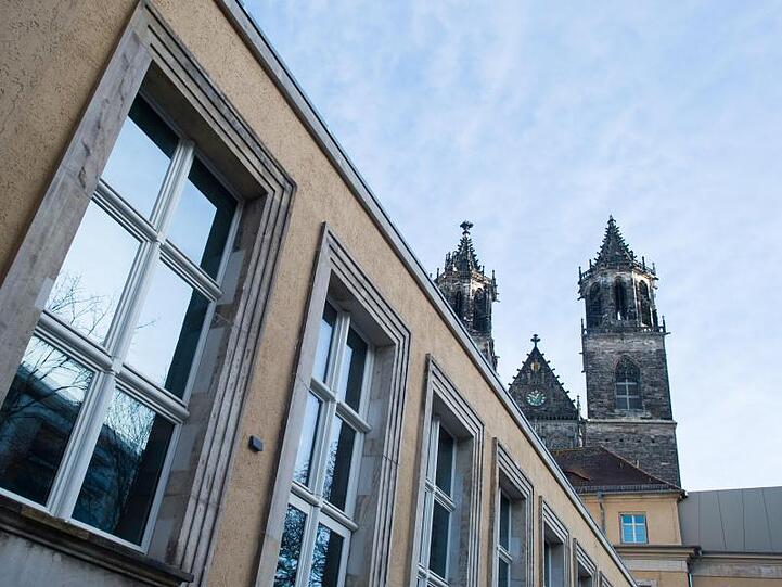 Die Fassade des Dommuseums Ottonianum Magdeburg und der Magdeburger Dom.