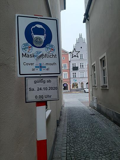 An der Königsfeldergasse kleben Aufkleber auf den Schildern.