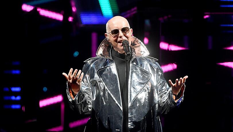 Wie in guten alten Eighties-Pop-Zeiten lässt es Neil Tennant glitzern - typisch Pet Shop Boys - und überzeugt bei fettem Sound mit einer klaren Stimme.