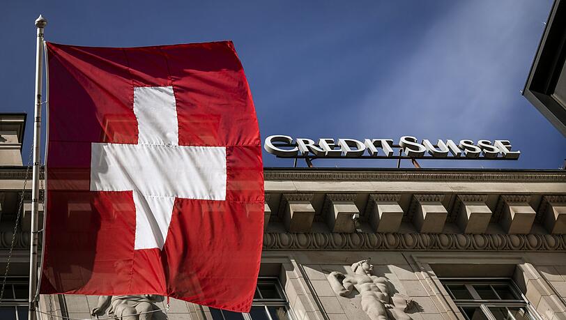 "Alle haben Angst vor dem Kollaps": Die Flagge der Schweiz weht neben dem Logo der Schweizer Bank Credit Suisse in Luzern.