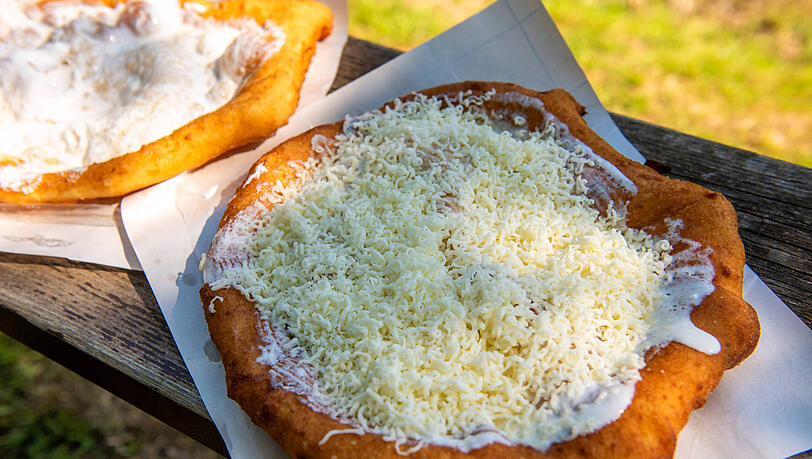 Der ungarische Streetfood-Klassiker: Langos.