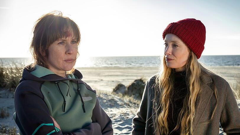 "Der D&auml;nemark-Krimi: Die Tote in den D&uuml;nen": Kommissarin Frida Olsen (Katharina Heyer, r.) und die verletzte Polizistin Ida S&ouml;rensen (Marlene Morreis) am Tatort in den D&uuml;nen.