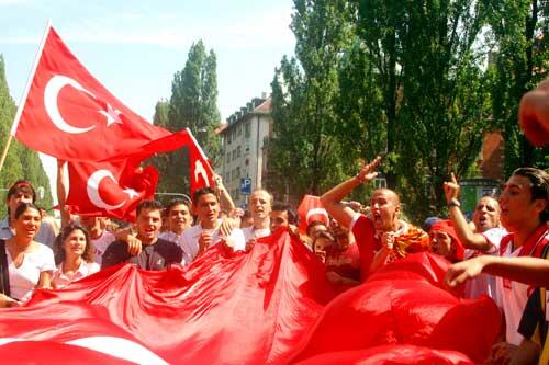 Auch ein Zeichen für soziale Integration: Türkische Fußballfans feiern ihre Nationalelf.