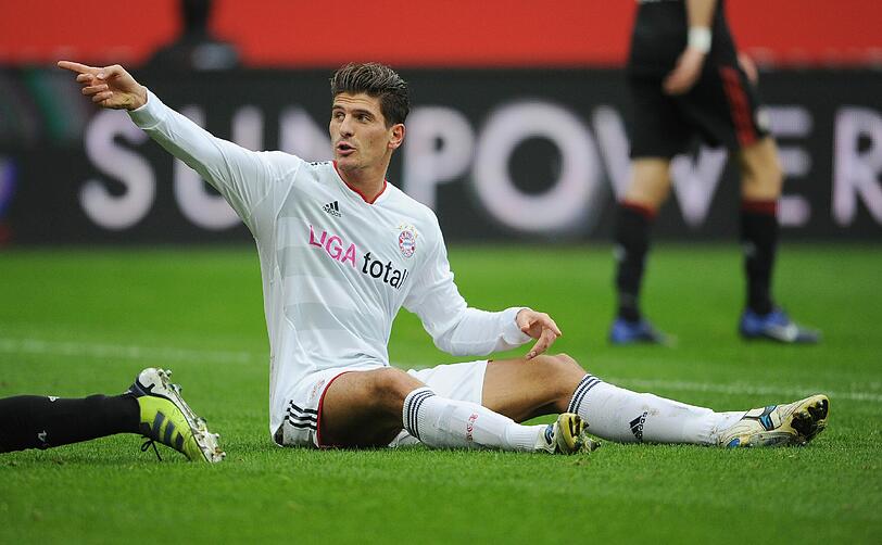 MARIO GOMEZ: Nicht zwingend und entschlossen genug bei seinem Solo um Leno, Friedrich kratzte seinen Schuss von der Linie. Sehr aktiv, sehr bemüht. Doch wieder ohne Stürmerglück. Musste in er 61. Minute raus &ndash; wieder beim Stand von 0:0. Note 5