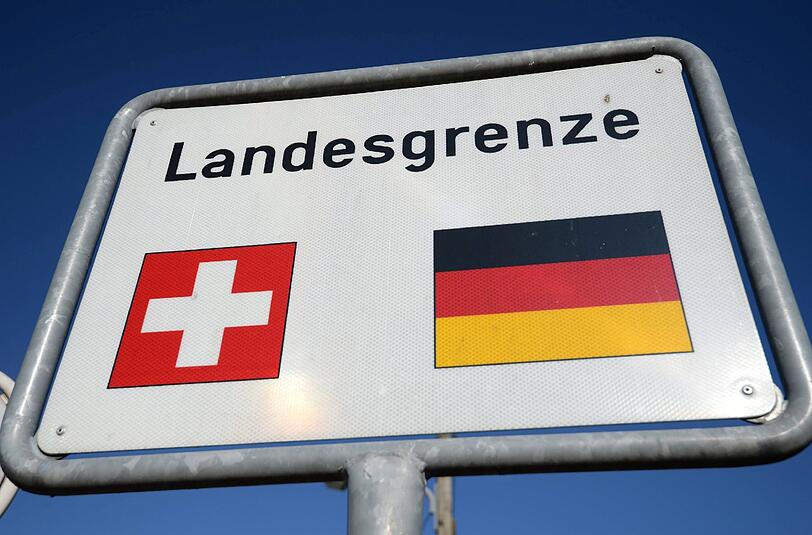 Ist an dieser Grenze künftig Schluss? Ein Volksbegehren in der Schweiz will, dass sich die Alpenrepublik gegen Ausländer abschottet - auch gegen Deutsche.