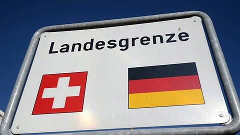 Ist an dieser Grenze künftig Schluss? Ein Volksbegehren in der Schweiz will, dass sich die Alpenrepublik gegen Ausländer abschottet - auch gegen Deutsche.