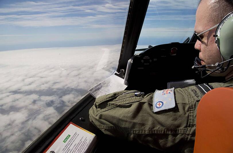 Ausschau nach Wrackteilen von Flug MH 370: ein australischer Offizier in einem Flugzeug während der Suchaktion über dem südlichen Indischen Ozean.