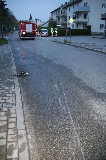 Durch die Wucht des Aufpralls schleuderte der Ford unkontrolliert durch die Straße.