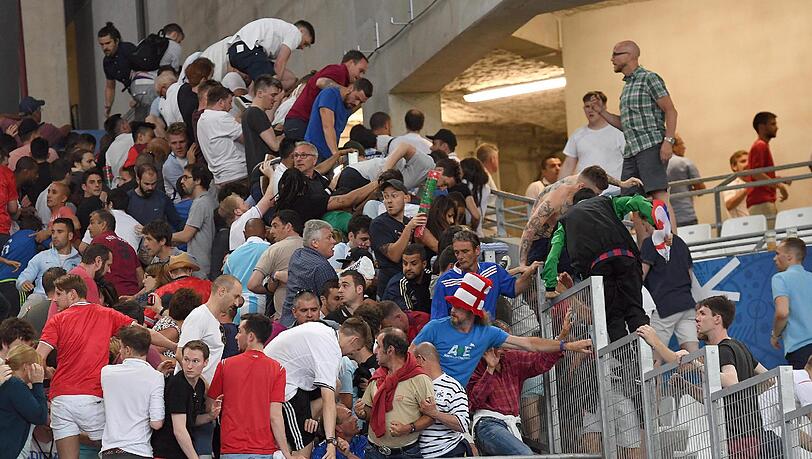 Nach dem EM-Spiel der Russen gegen England kommt es zu heftigen Ausschreitungen. Die schockierenden Bilder aus Marseille. Nach dem EM-Spiel der Russen gegen England kommt es zu heftigen Ausschreitungen. Die schockierenden Bilder aus Marseille.