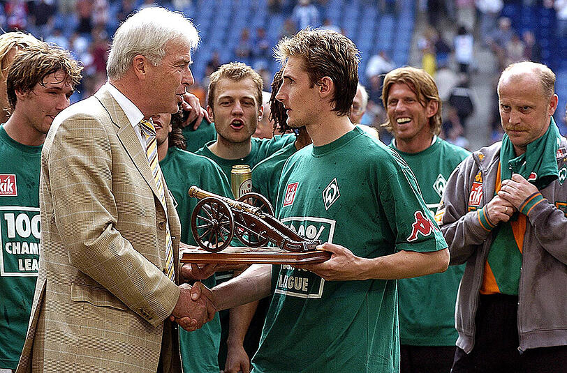 Torschützenkönig der Saison 2005/2006 wird aber ein Spieler, der (noch) nicht bei den Bayern spielt: Miroslav Klose, damals Werder Bremen.