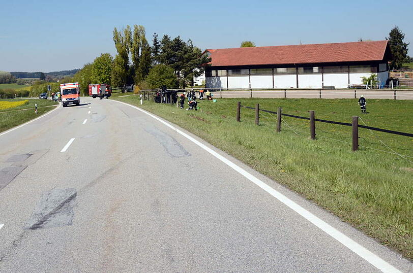 Der Land Rover einer vierköpfigen Familie hat sich am "Geltinger Berg" überschlagen. Die Bilder von der Unfallstelle.