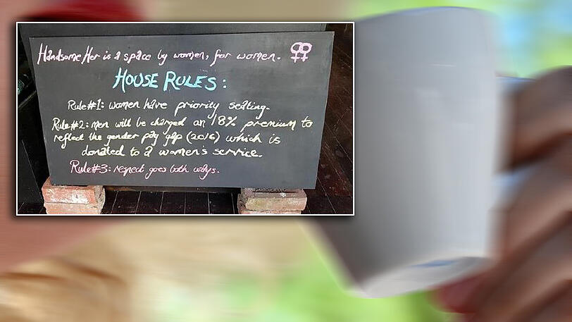 Eine Tafel am Eingang des Cafés weist sofort auf den freiwilligen Männer-Zuschlag hin.