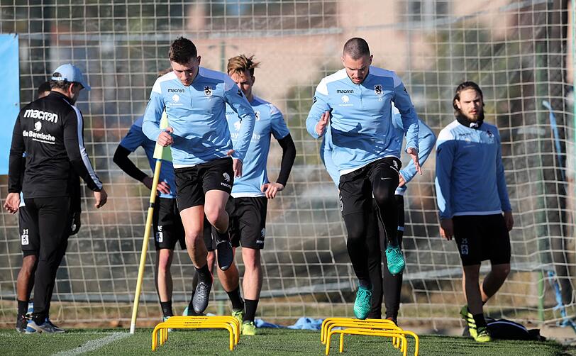 Gleich am ersten Tag des Trainingslagers bat Trainer Daniel Bierofka seine Spieler zum Training.