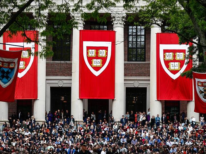 Studierende verfolgen die Rede von Bundeskanzlerin Merkel 2019 an der Harvard Universität. Die Elite-Universität hatte gegen die Maßnahme der US-Regierung geklagt.