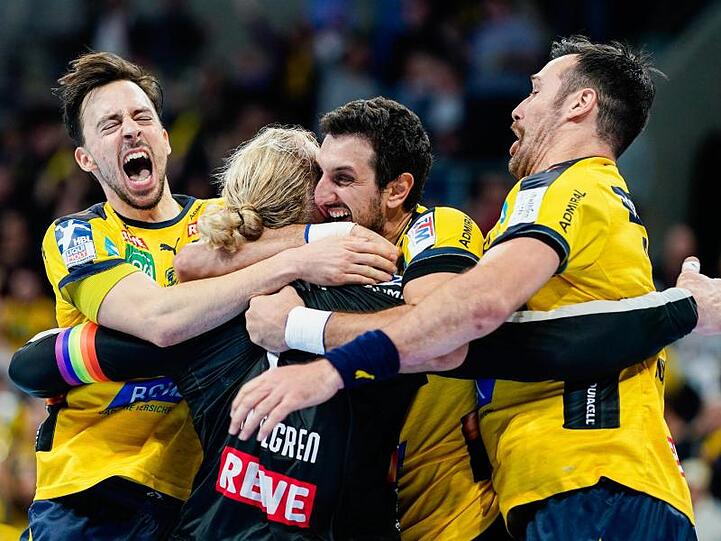 Rhein-Neckars Patrick Groetzki (l-r), Torwart Mikael Appelgren, Ilija Abutovic und Gedeon Guardiola Villaplana jubeln über den Sieg.
