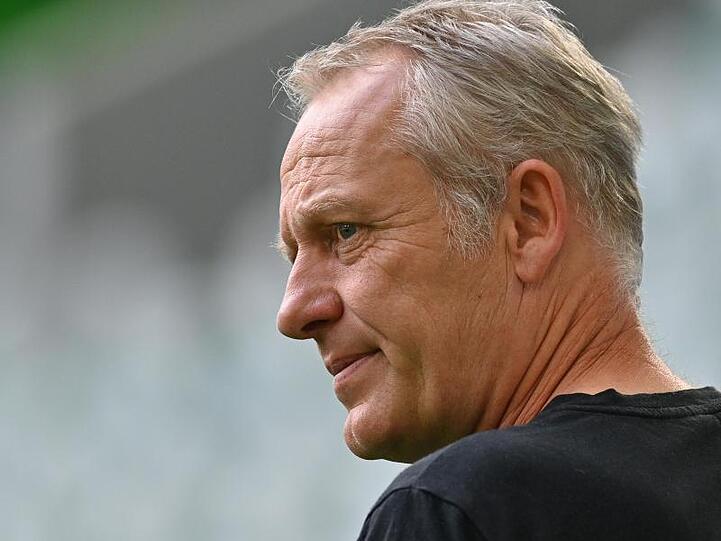 Christian Streich, Trainer des SC Freiburg, wartet auf den Beginn des Spiels. Foto: Sascha Steinbach/epa Pool/dpa