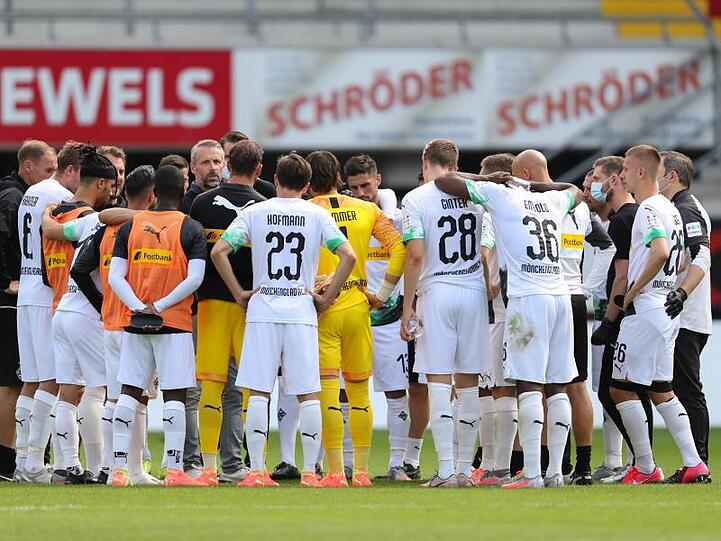 Borussia Mönchengladbach kann aus eigener Kraft den Einzug in die Champions League schaffen: Trainer Marco Rose spricht zu den Spielern.