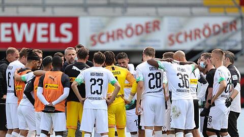 Borussia Mönchengladbach kann aus eigener Kraft den Einzug in die Champions League schaffen: Trainer Marco Rose spricht zu den Spielern.