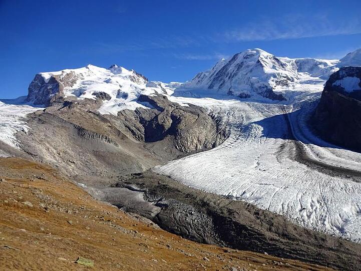 Weitgehend unabhängig davon, wie sich der Klimagasausstoß weiter entwickelt, gehen die Wissenschaftler davon aus, dass die Gletscher in den Alpen zwischen 2017 und 2050 etwa 50 Prozent ihrer Masse einbüßen werden.