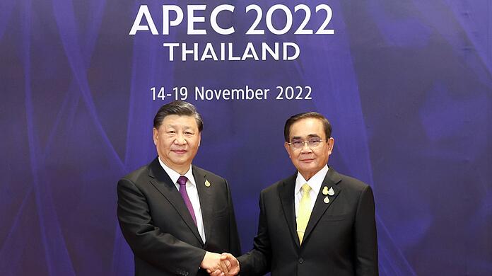 Thailands Premierminister Prayut Chan-o-cha empfängt den chinesischen Präsidenten Xi Jinping in Bangkok.