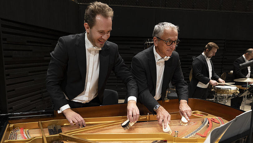 Die beiden Schlagzeuger Christian Pilz und Guido Marggrander mit Bürsten am Klavier in Ligetis "Atmosphères". Die beiden Schlagzeuger Christian Pilz und Guido Marggrander mit Bürsten am Klavier in Ligetis "Atmosphères".