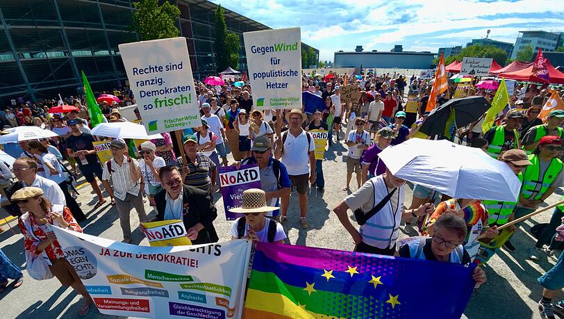 Demonstranten protestieren gegen den Landesparteitag der AfD Bayern. Demonstranten protestieren gegen den Landesparteitag der AfD Bayern.