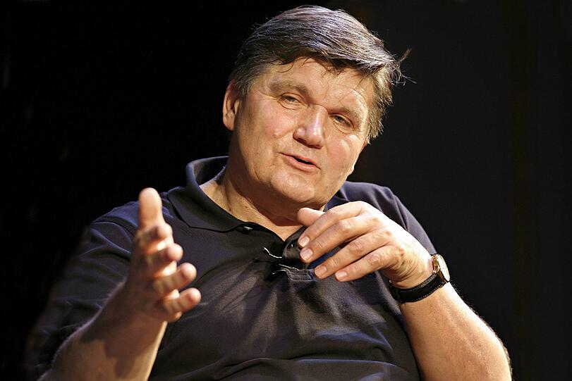 &bdquo;Bei solch klarem Votum hatte ich nicht die Möglichkeit, die Wahl zu manipulieren. Wenn es jedoch diametral zu meinen 
Vorstellungen ausgegangen wäre, hätte ich behauptet, dass es nur eine Probewahl war.&ldquo; (zur Wahl Tomas Galaseks zum FCN-Kapitän)