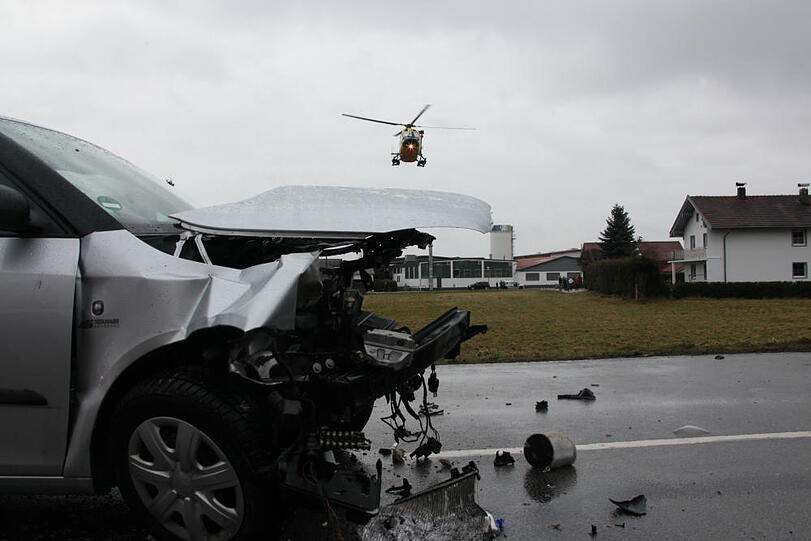 Im Landkreis Altöttingen kam es am Samstagvormittag zu einem schweren Zusammenstoß dreier Fahrzeuge. Die Bilder vom Unfallort.