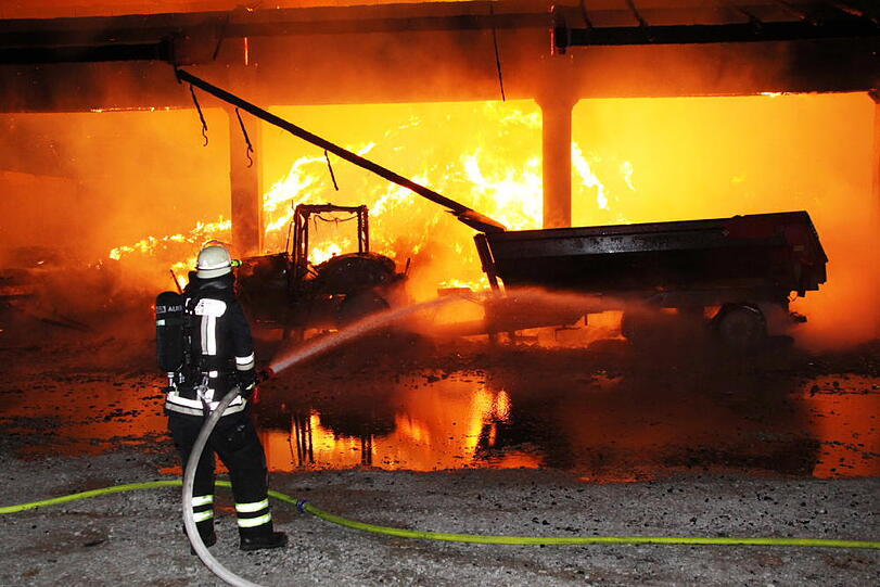 Spektakuläre Bilder: In Gangkofen (Landkreis Rottal-Inn) ist eine Lagerhalle durch ein Feuer vollständig zerstört worden. Die Feuerwehr kämpfte gegen die Flammen.
