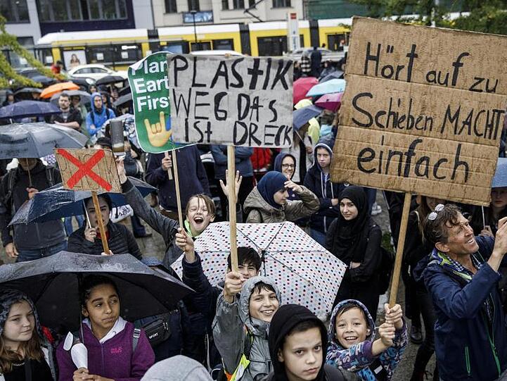 Demonstranten bei einer Fridays-for-Future-Kundgebung in Berlin.