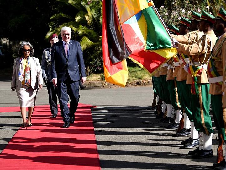Frank-Walter Steinmeier, hier mit Sahle-Work Zewde, will auch mit Bürgern und Wirtschaftsvertretern sprechen, um sich ein Bild von der Entwicklung des Landes zu machen.