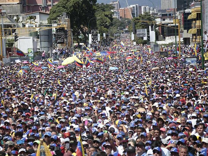 Rund Hunderttausend Demonstranten sind in Caracas gegen Staatschef Nicolás Maduro auf die Straße gegangen.