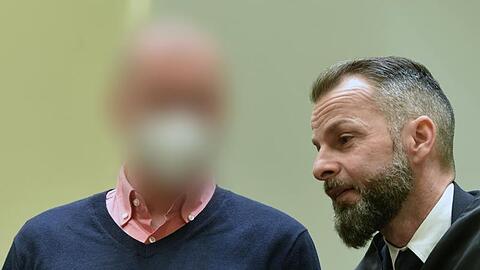 Mark S. (l) spricht mit seinem Anwalt Alexander Dann.