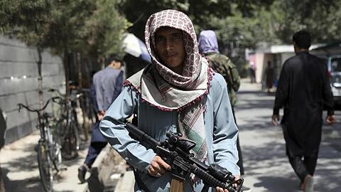 Ein Taliban-Kämpfer patrouilliert auf den Straßen von Kabul.