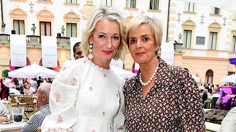 Monika Gruber und Gloria Fürstin von Thurn und Taxis feiern gemeinsam den Auftritt von Eros Ramazzotti in Regensburg
