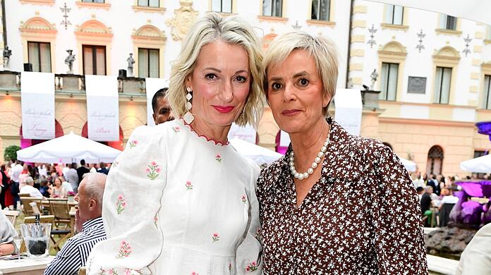 Monika Gruber und Gloria Fürstin von Thurn und Taxis feiern gemeinsam den Auftritt von Eros Ramazzotti in Regensburg