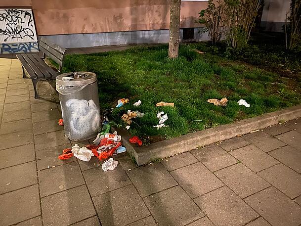 An der Ecke Otkerstra&szlig;e/Fromundstra&szlig;e nahe des Wettersteinplatzes liegen Taschent&uuml;cher und Papiert&uuml;ten neben dem M&uuml;lleimer in der Wiese.