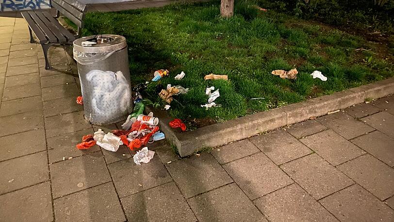 An der Ecke Otkerstra&szlig;e/Fromundstra&szlig;e nahe des Wettersteinplatzes liegen Taschent&uuml;cher und Papiert&uuml;ten neben dem M&uuml;lleimer in der Wiese.