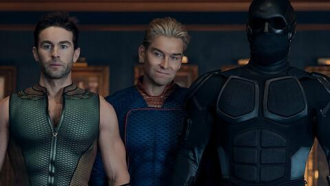 Im April zur&uuml;ck im Streaming: Antony Starr als Homelander (m.) mit Kollegen in "The Boys".