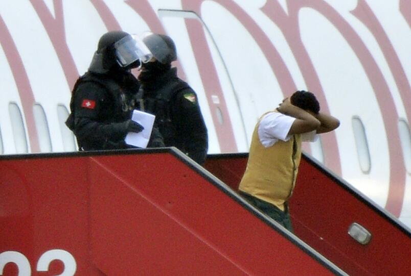Das Sondereinsatzkommando der Polizei evakuiert die Boeing 767: Die Maschine der Ethiopian Airlines war entführt worden und landete außerplanmäßig in Genf.