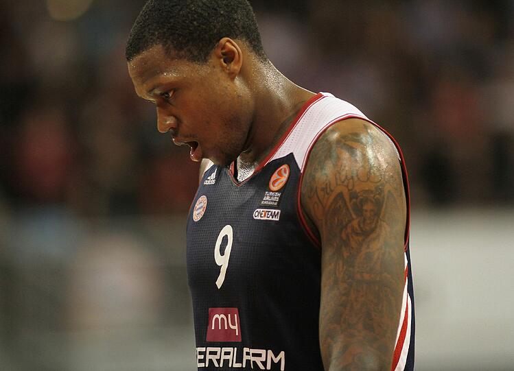 Für die Basketballer ist die Euro League gelaufen. Die Enttäuschung war entsprechend hoch. Da half auch der Beistand der Fußball-Profis nichts.