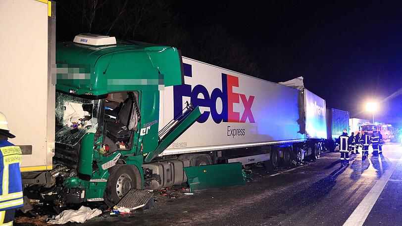Nur wenige Stunden später kam es fast an der selben Stelle erneut zu einem tödlichen Unfall. Insgesamt drei Lkw waren daran beteiligt.